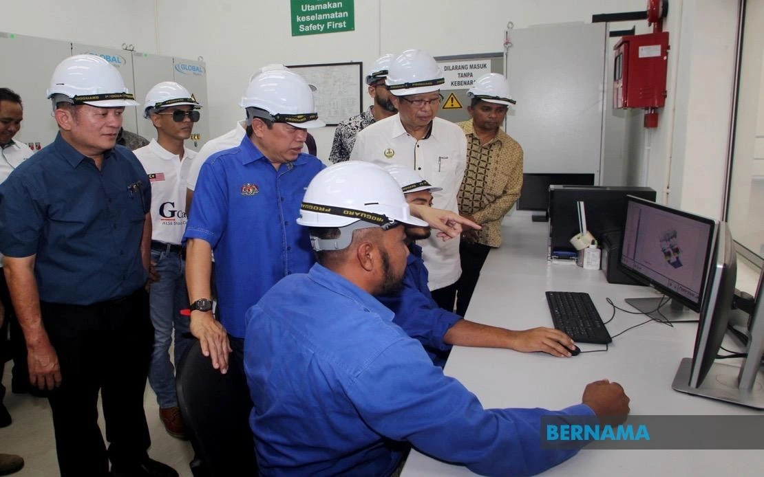 Deputy Finance Minister Datuk Seri Ahmad Maslan visiting G Capital's Sungai Slim hydropower plant control room