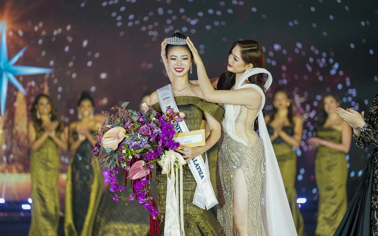 Sandra Lim, Miss Universe Malaysia 2024, crowning Chloe Lim as Miss Universe Malaysia 2025